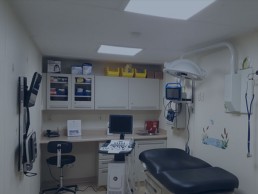 Cabinet médical aménagé par containers