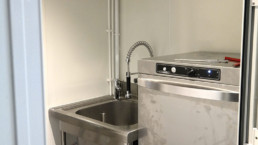 Installation matériel de cuisine dans container